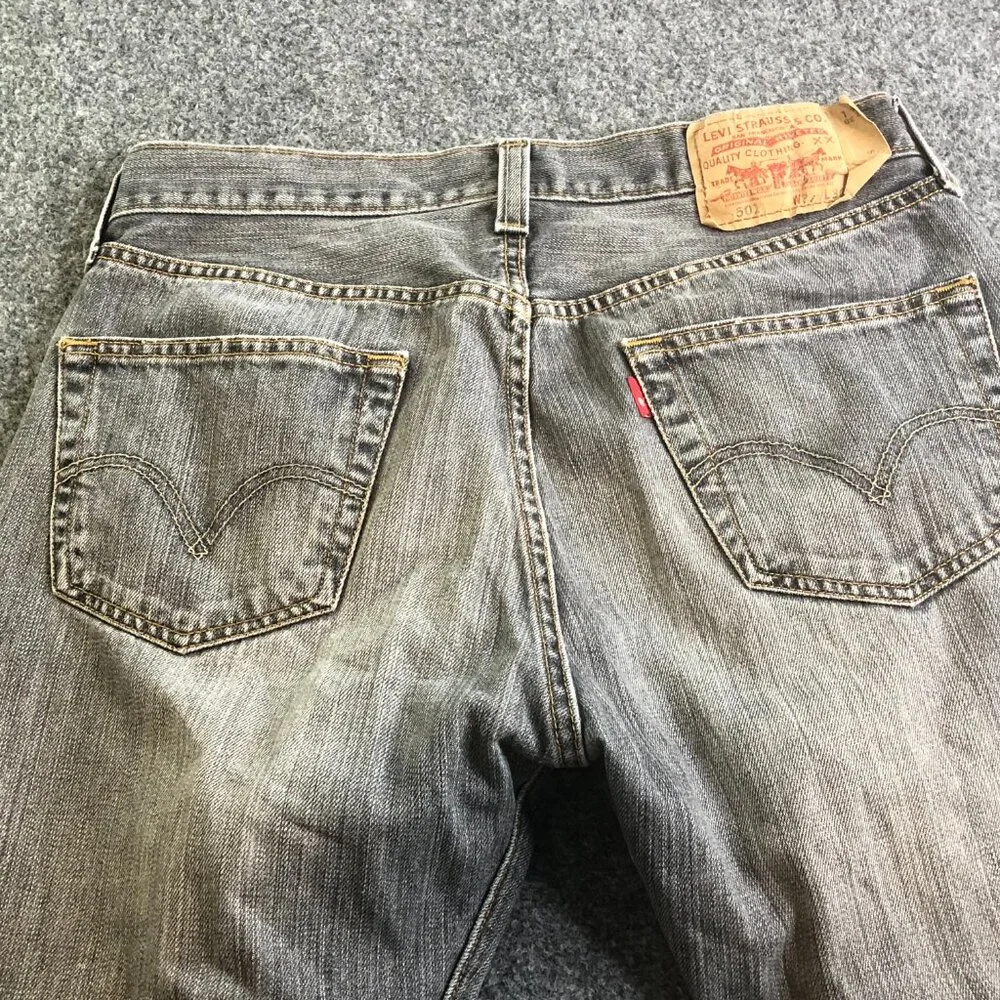 Levis 501 Jeans Mens 32x30 Black Gray Straight Leg Button Fly Faded Y2K - Picture 11 of 13